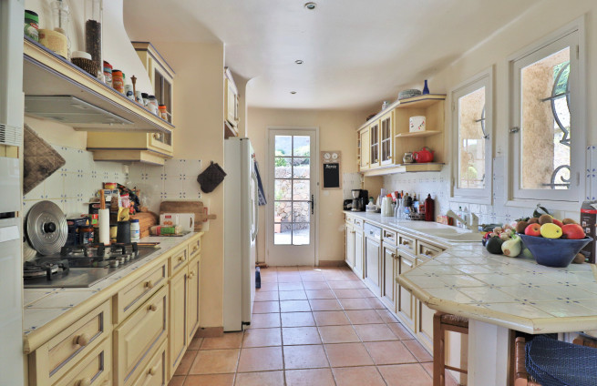 Fully equipped Provençal kitchen - Villa La Nartelle