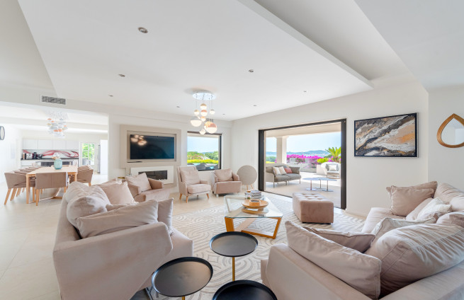 Salon-lumineux-villa-moderne-Sainte-Maxime