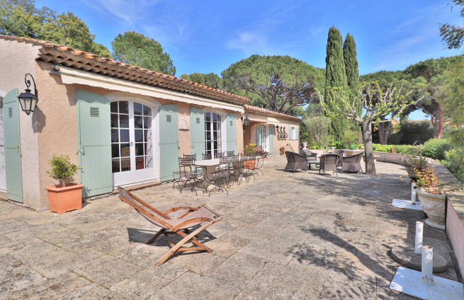 terrasse-ensoleillée-avec-barbecue-domaine-nartelle