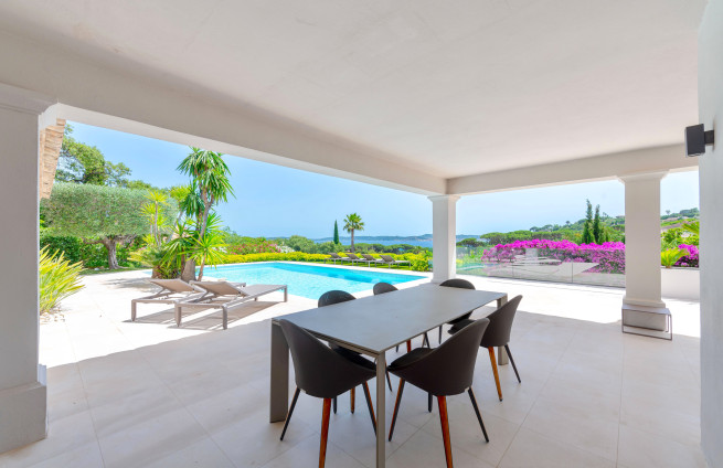 espace-repas-panoramique-villa-contemporaine-côte-d-azur