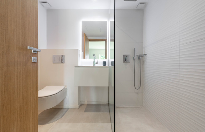 douche-met-grootformaat-tegels-luxe-villa