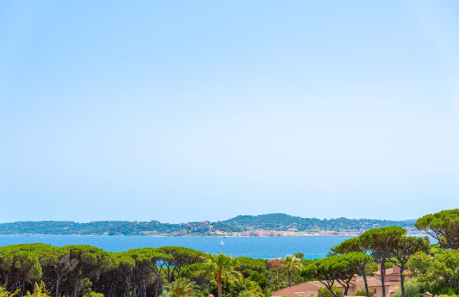 Breathtaking view of the Gulf of Saint-Tropez from a contemporary villa