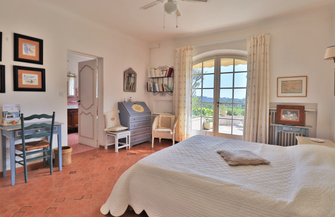 bedroom-sea-view-villa-for-sale-la-nartelle-sainte-maxime