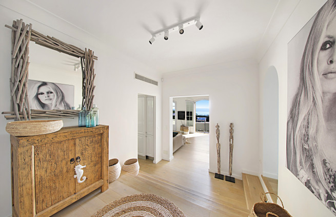 spacious entrance hall - renovated stone villa