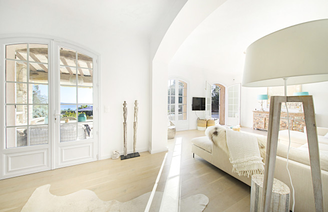 salon-salle-à-manger-lumineux-propriété-en-pierre-grimaud