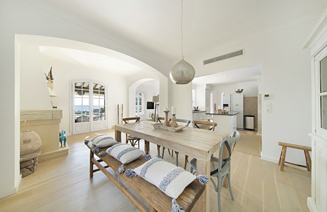 salle-a-manger-cuisine-ouverte-ambiance-cosy-grimaud