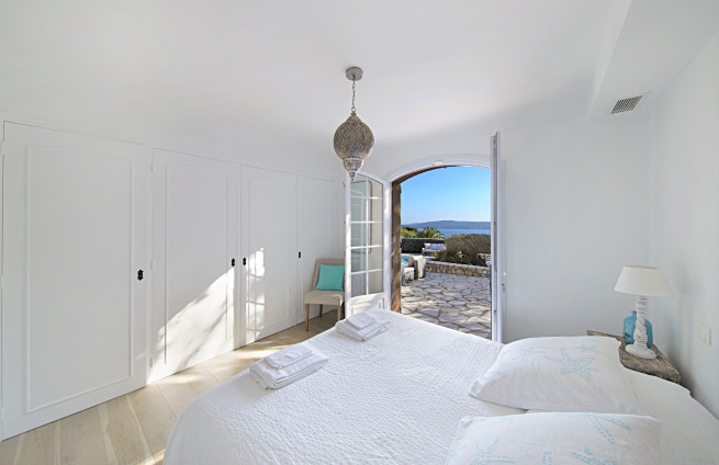 comfortable room with private shower and toilet at Villa Grimaud