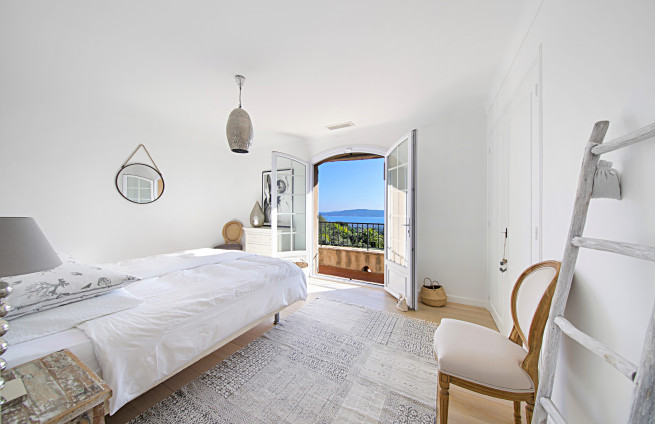 chambre-parentale-terrasse-vue-mer-grimaud