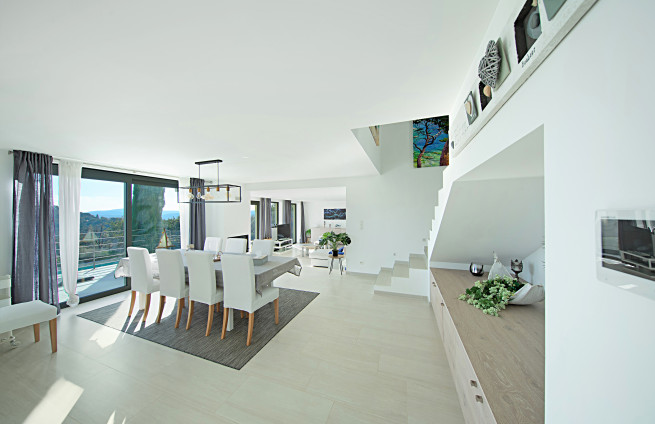 salle-a-manger-contemporaine-ouverture-terrasse-villa-grimaud