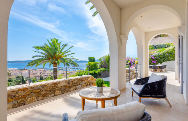 Covered terrace facing Saint-Tropez