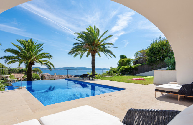 Infinity-zwembad met uitzicht op zee, vlakbij het centrum van Sainte-Maxime.