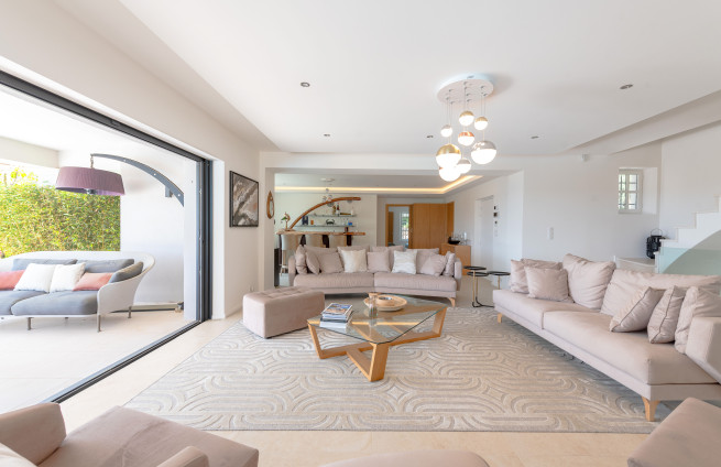 Ontvangstkamer met zeezicht in een luxe villa in Sainte-Maxime