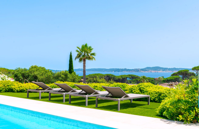 swimming pool with an infinite sea view in Sainte-Maxime