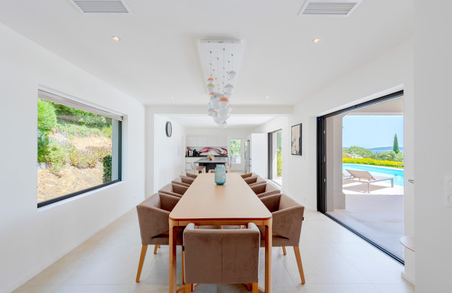 eetkamer met panoramisch uitzicht op zee