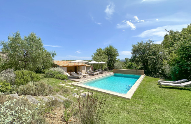 piscine-villa-grimaud-deck-bois-soleil