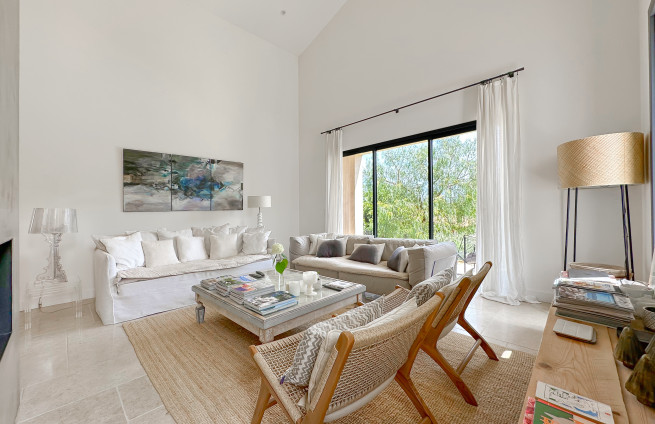 Lichte woonkamer in Villa Grimaud met terras