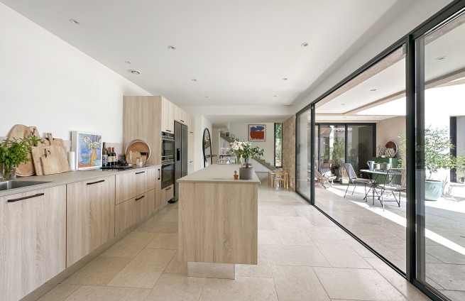 fully equipped kitchen - modern villa - patio - Grimaud