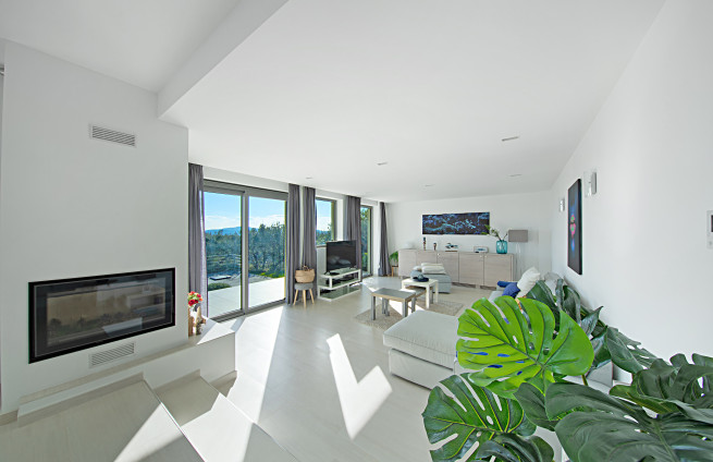 bright-living-room-villa-sea-view-saint-tropez