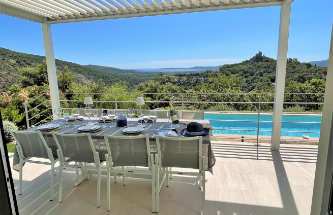 vue-mer-terrasse-pergola-villa-grimaud