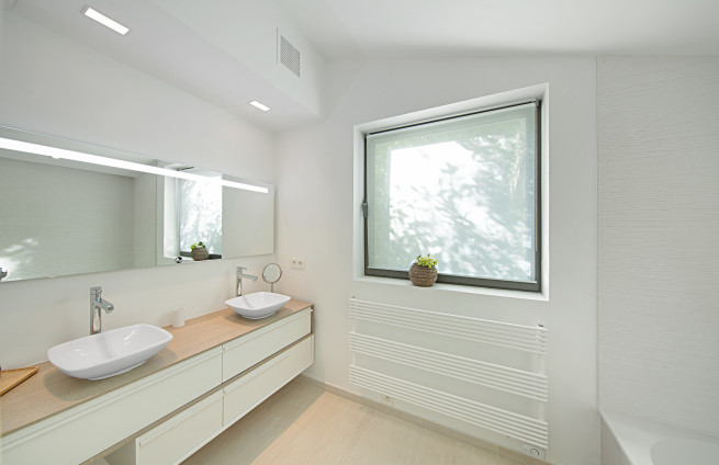 salle-bain-luxe-douche-vue-panoramique-grimaud