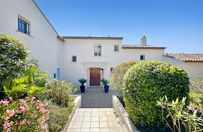 entree-villa-grimaud-patio-architecte-domaine-avec-gardien