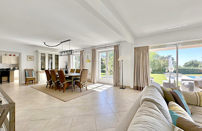 eetkamer-villa-Grimaud-pergola-tuin-uitzicht-landgoed