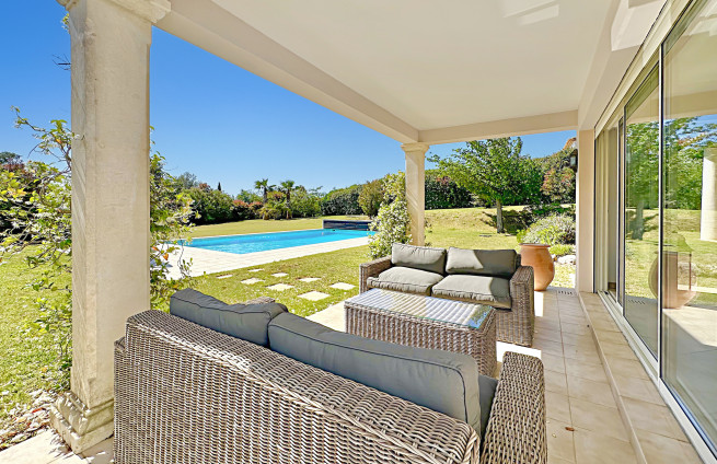 overdekte terrasvilla Grimaud zomeravonden tuin uitzicht