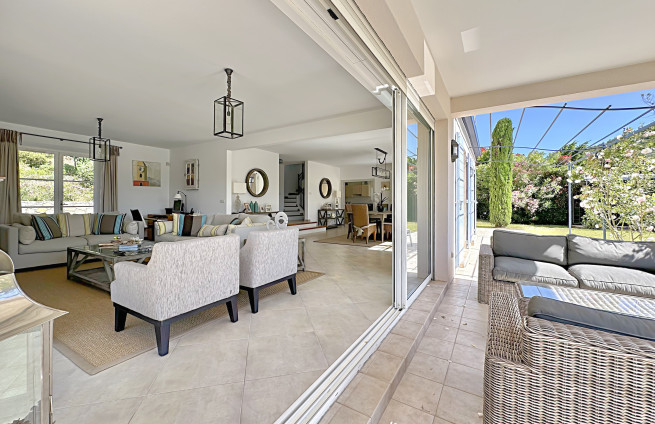 salon-lumineux-cheminée-villa-grimaud-ouverture-terrasse