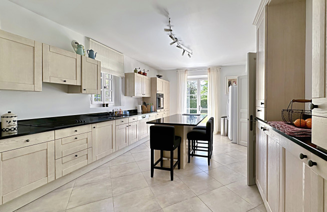 cuisine-equipee-villa-grimaud-cellier-buanderie-domaine-prive