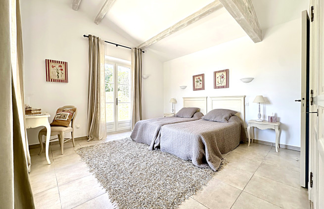 ground-floor bedroom - Villa Grimaud - accessible - secure estate
