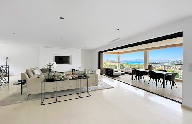 salon-salle-a-manger-terrasse-vue-mer-sainte-maxime