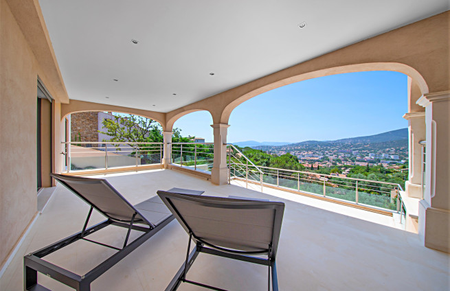 terrasse-intime-avec-bain-soleil-chambre-guest