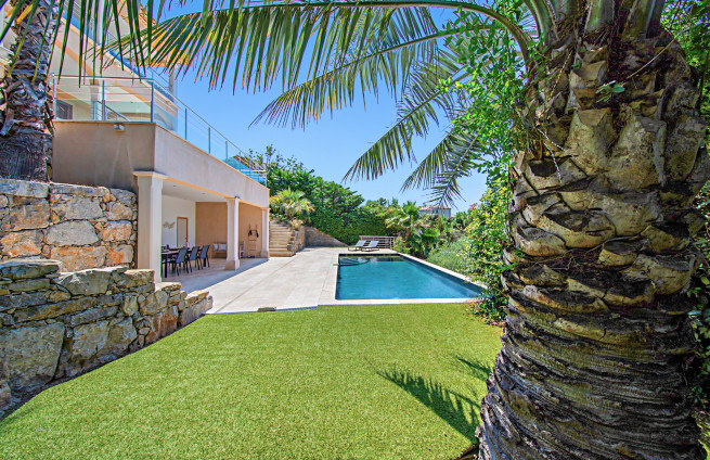 piscine-privee-cuisine-exterieure-villa-luxe