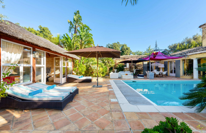 zwembadhuis-familie-lunch-schaduwrijk-terras