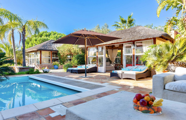 pool-house-luxe-cuisine-exterieure-bar-piscine-gigaro