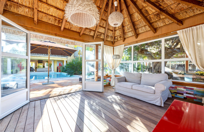 pool-house-breakfast-sea-view-morning