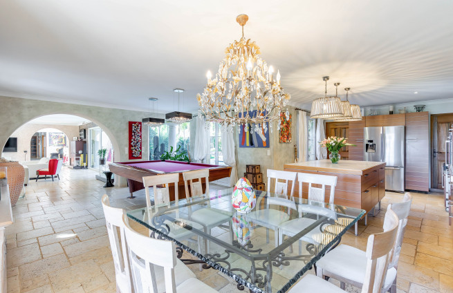 dining room-property-gigaro-cap-lardier