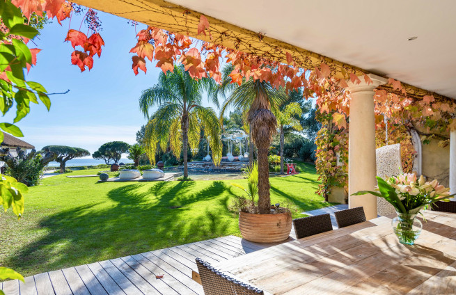 Overdekt terras met uitzicht op zee - Gigaro vastgoed