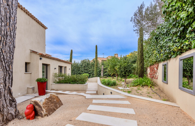 private-entrance-high-end-property