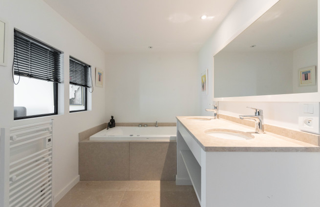 bathroom-modern-villa-city-center-sainte-maxime