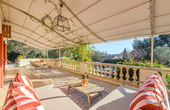 pergola-jardin-arbore-vue-piscine-var.