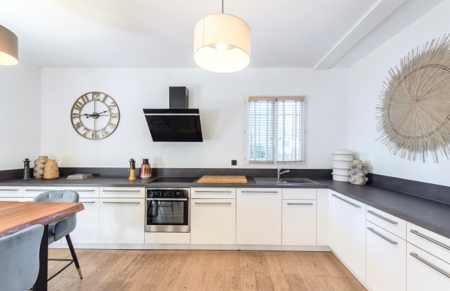 modern uitgeruste keuken-villa-croisette-sainte-maxime