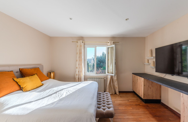 suite-parentale-lumineuse-villa-luxe-cote-azur