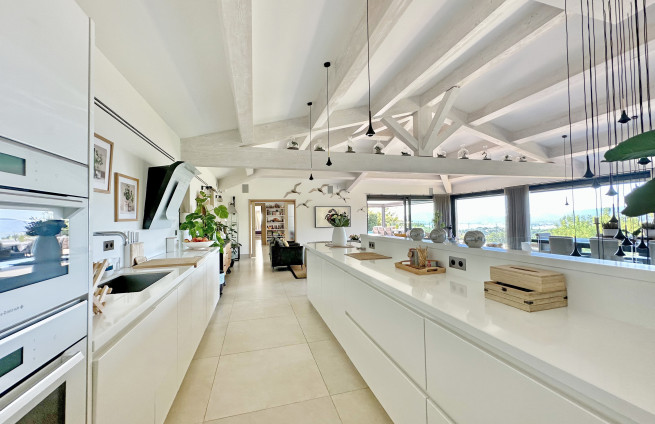 luxury villa kitchen Beauvallon Grimaud
