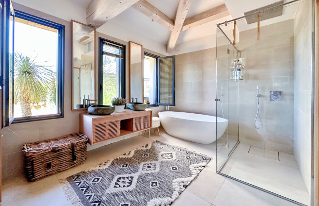 salle-de-bain-design-vue-mer-saint-tropez
