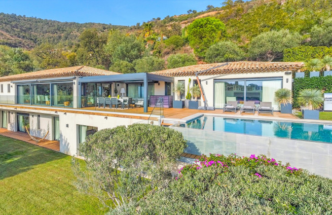 Contemporary villa Beauvallon-Bartole Grimaud