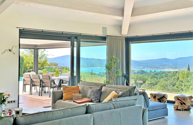salon-contemporain-vue-mer-grimaud