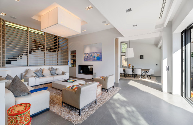 Moderne woonkamer met open haard en terras.