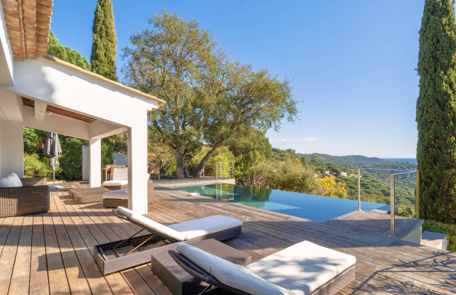 terrasse-piscine-a-debordement-cote-dazur