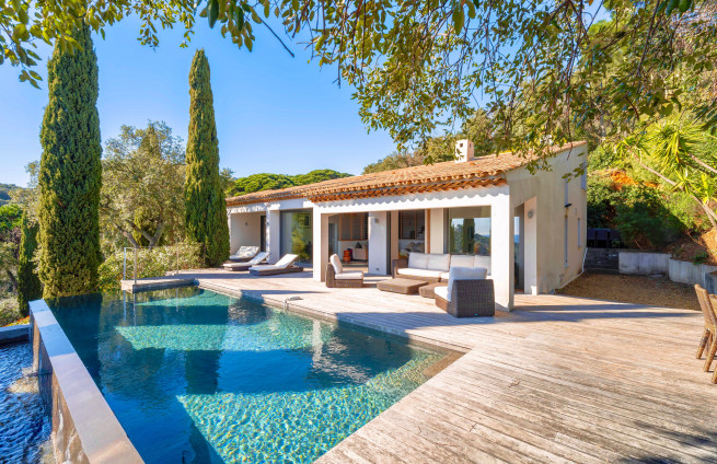 villa-luxe-cote-dazur-piscine-a-debordement